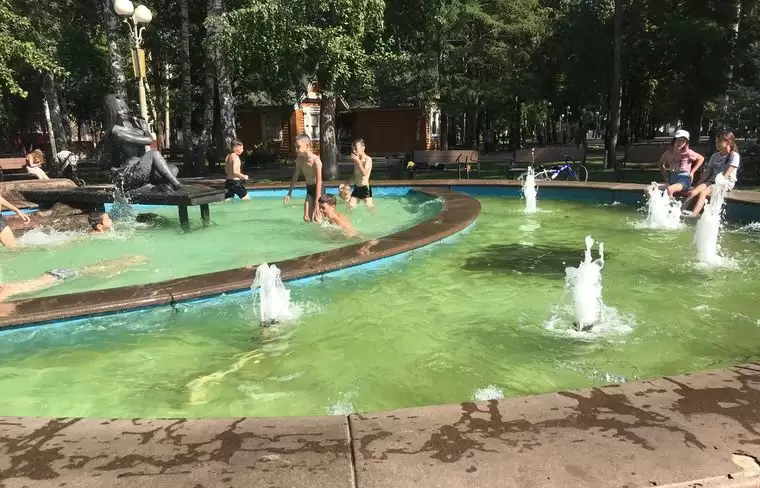 В Нижнекамске дети купаются в фонтане с зеленой водой
