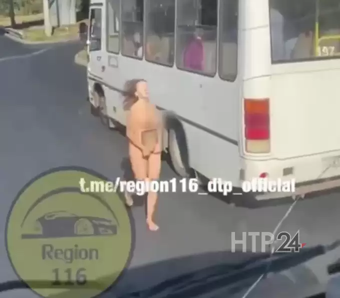 В Казани голая женщина с иконой попала под колёса автомобиля