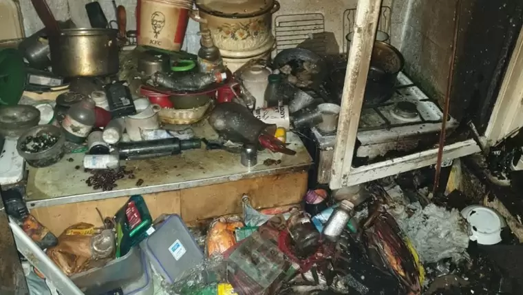 Пожилой мужчина погиб при пожаре в заваленной хламом квартире в Казани