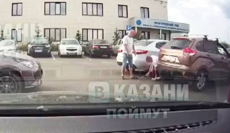 Под Казанью один водитель жестоко избил другого за то, что тот его подрезал
