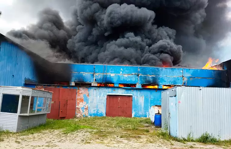 При пожаре на производстве в поселке Киндери пострадал рабочий