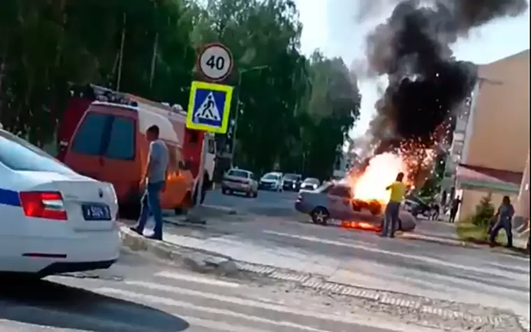 В Зеленодольске напротив налоговой сгорел автомобиль — видео