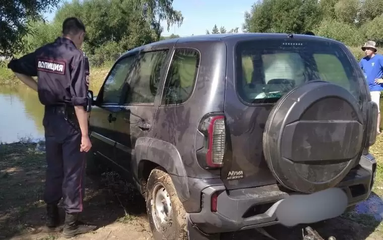 В Татарстане жители села трактором вытащили из пруда машину с мертвым водителем