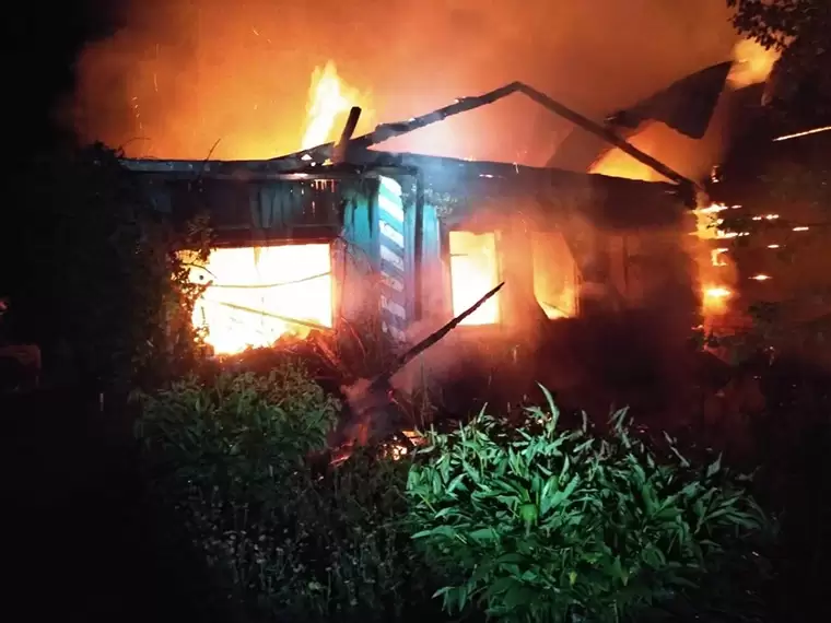 Из-за непотушенной сигареты в Татарстане загорелись два дома – один человек погиб