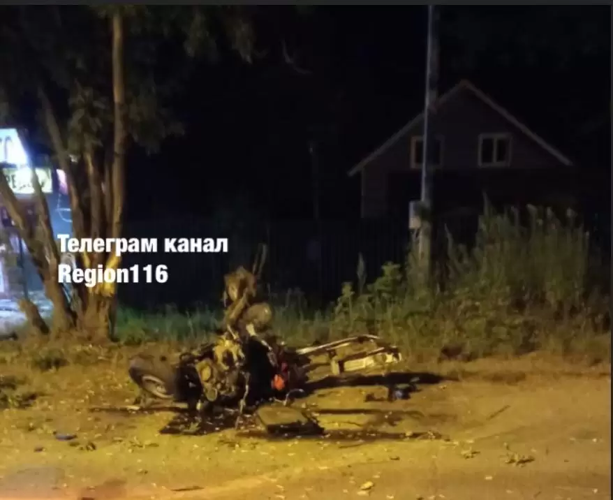 В Казани «Ларгус» на скорости 180 км/ч врезался в дерево – два человека погибли