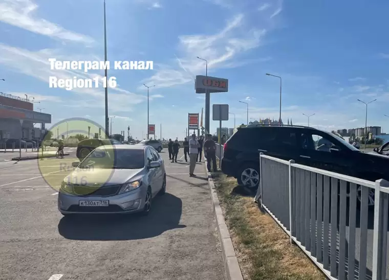 В Казани у водителя иномарки за рулём случился приступ эпилепсии – он снёс забор