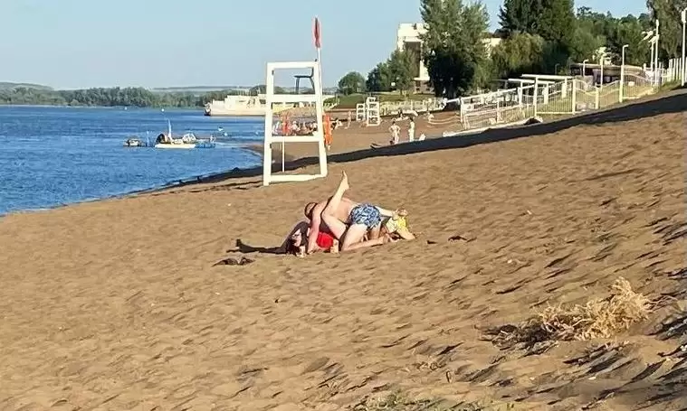 «Что за беспредел, здесь же дети отдыхают!»: на пляже Нижнекамска заметили пару в фривольной позе