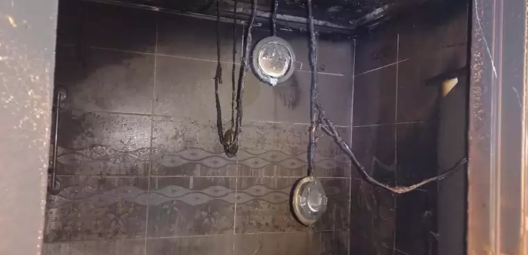 В Набережных Челнах хозяйка квартиры попала в больницу из-за сгоревшего натяжного потолка