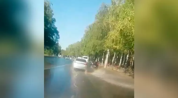 В Нижнекамске из-за порыва затопило дорогу