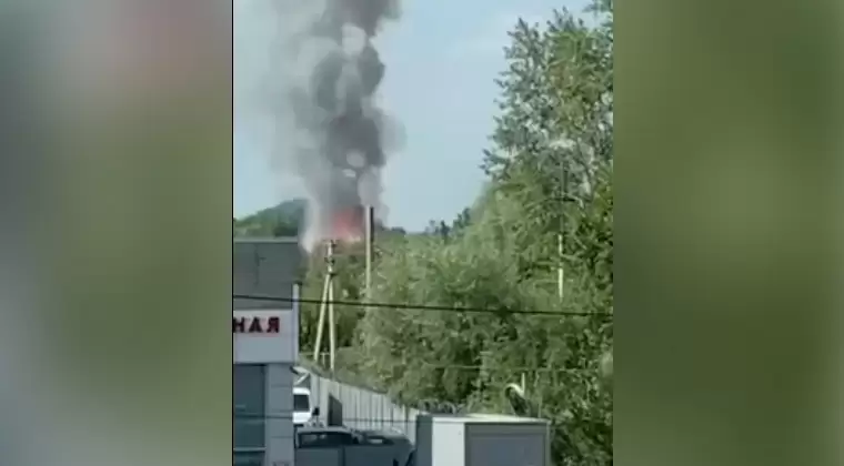 В Казани загорелся нежилой дом, жители сняли на видео столб густого дыма