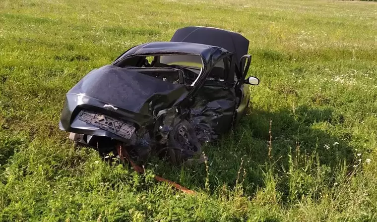 В Азнакаевском районе Татарстане водитель вылетел из машины при столкновении со встречным авто и погиб
