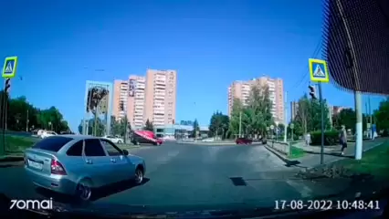 В Нижнекамске на видео попал момент аварийной ситуации в центре города