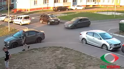 В новых дворах Нижнекамска ДТП с участием двух иномарок попало на камеру видеонаблюдения - НТР 24
