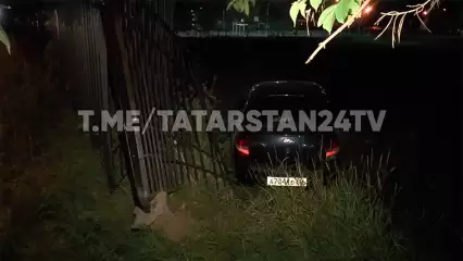 В Казани водитель неуправляемой машины сбежал после аварии