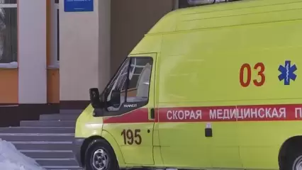 В Казани легковушка вылетела на тротуар и сбила ребёнка – водителю стало плохо за рулём