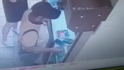 В Нижнекамске ищут вора в чёрной кепке, укравшего смартфон - НТР 24