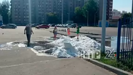 В Нижнекамске на видео сняли детей, которые едят снег