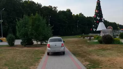 В Нижнекамске автолюбители повадились ездить по пешеходным дорожкам в парке - НТР 24