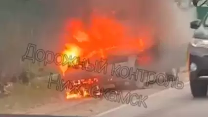 Очевидцы сняли горящий автомобиль под Нижнекамском