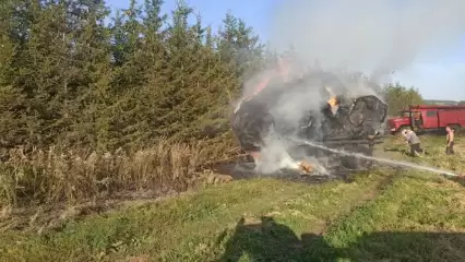 В Нижнекамском районе загорелся трактор с сеном