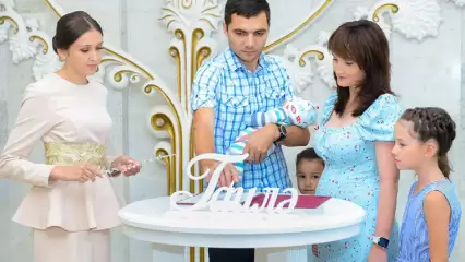 В Нижнекамске на церемонии имянаречения семье новорожденного подарили автокресло - НТР 24