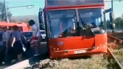 В Казани водитель автобуса решил объехать пробку и застрял на трамвайных путях