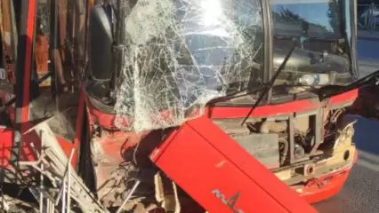 В Казани автобус врезался в бетонное ограждение — пострадали ребенок и пенсионер
