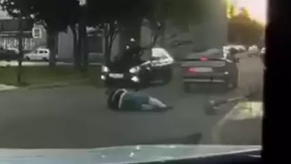 В Нижнекамске мужчина мчался на электросамокате по тротуару и врезался в автомобиль – видео