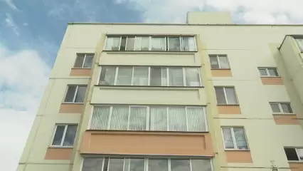 В Казани женщина разбилась насмерть, выпав из окна многоэтажки
