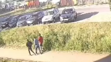В Елабуге попали на видео подростки, которые били машины