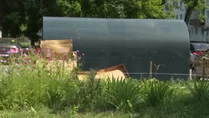 В нижнекамском дворе на единственный в округе газон сваливают крупногабаритный мусор - НТР 24