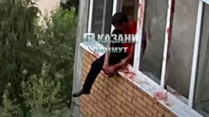 В Казани мужчина три часа «гулял» по краю балкона и выбивал стекла соседей ногами