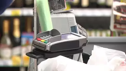 «Зарплата за день работы»: в Нижнекамске незнакомец спас плачущую кассиршу в магазине, у которой образовалась недостача - НТР 24