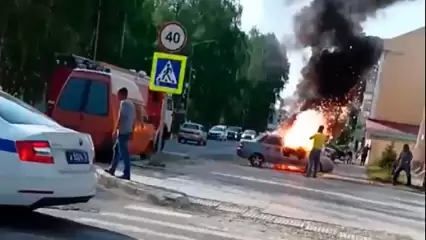 В Зеленодольске напротив налоговой сгорел автомобиль — видео