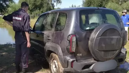 В Татарстане жители села трактором вытащили из пруда машину с мертвым водителем