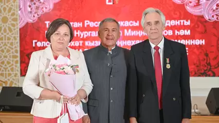 Семью из Нижнекамска с десятью детьми наградил медалью Рустам Минниханов
