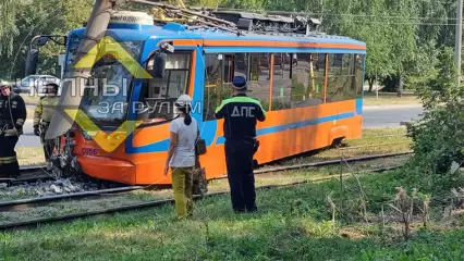 В Татарстане трамвай сошёл с рельсов и врезался в столб
