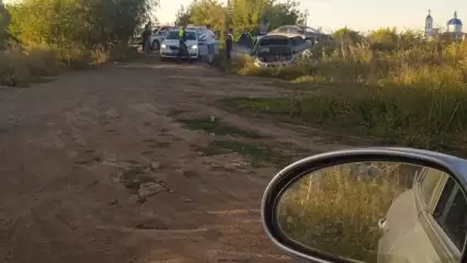 В Нижнекамске автомобиль уходил от погони и вылетел с дороги