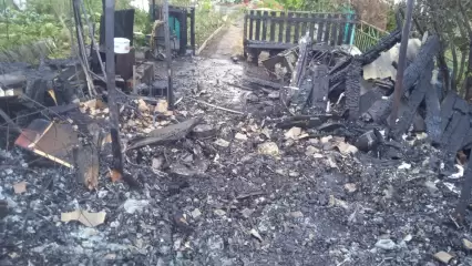 В Нижнекамском районе неизвестные подожгли надворные постройки