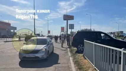 В Казани у водителя иномарки за рулём случился приступ эпилепсии – он снёс забор