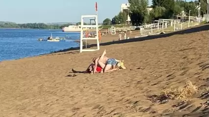 «Что за беспредел, здесь же дети отдыхают!»: на пляже Нижнекамска заметили пару в фривольной позе - НТР 24