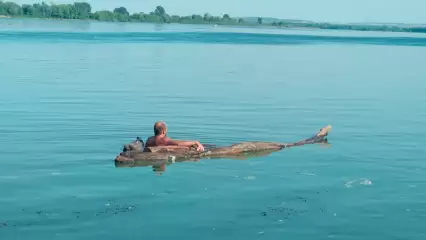 В Нижнекамске на Каме спасли мужчину, который уплыл от жены на самодельном плоту - НТР 24