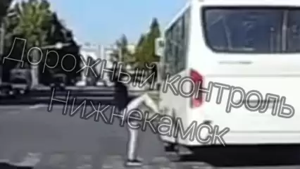 В Нижнекамске попал на видео пешеход, пнувший проезжавший автобус