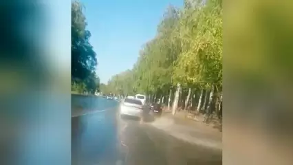 В Нижнекамске из-за порыва затопило дорогу