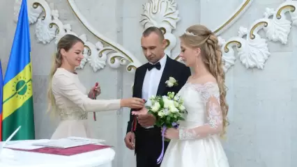 54 пар молодоженов заключили брак в Нижнекамске в преддверии Дня Республики Татарстан - НТР 24