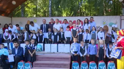 Сотрудники «Нижнекамскнефтехима» собрали в школу первоклассников из многодетных и малообеспеченных семей