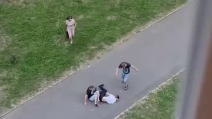 В Нижнекамске женщины вступили в бой с пьяными мужчинами, избивавшими молодого человека - НТР 24
