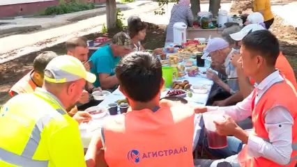 В Нижнекамске жители устроили застолье для дорожных рабочих, ремонтирующих их двор