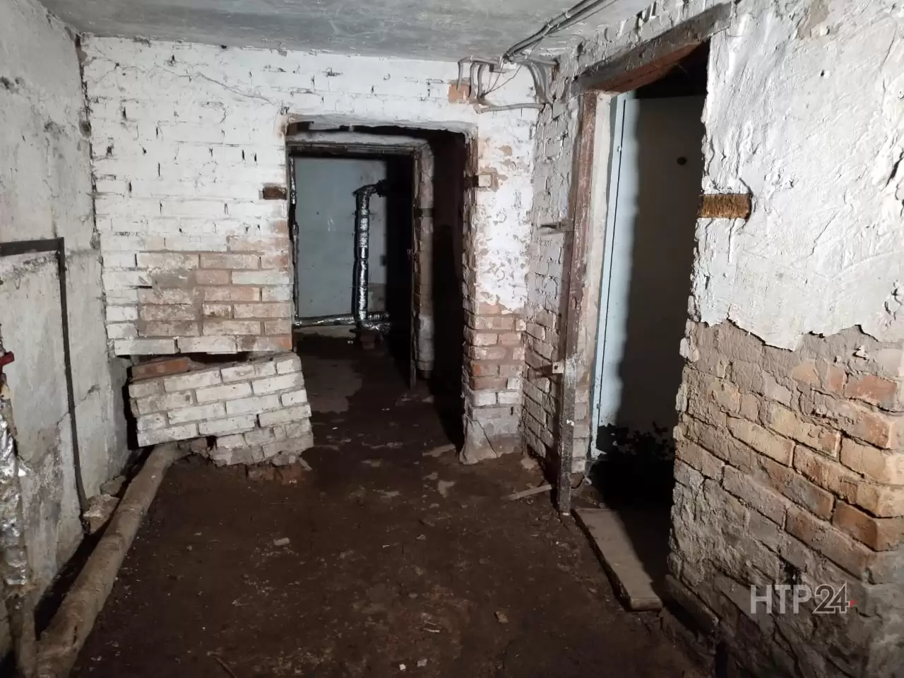 Нижнекамцы просят восстановить коммуникации в подвале дома, которому уже 60 лет
