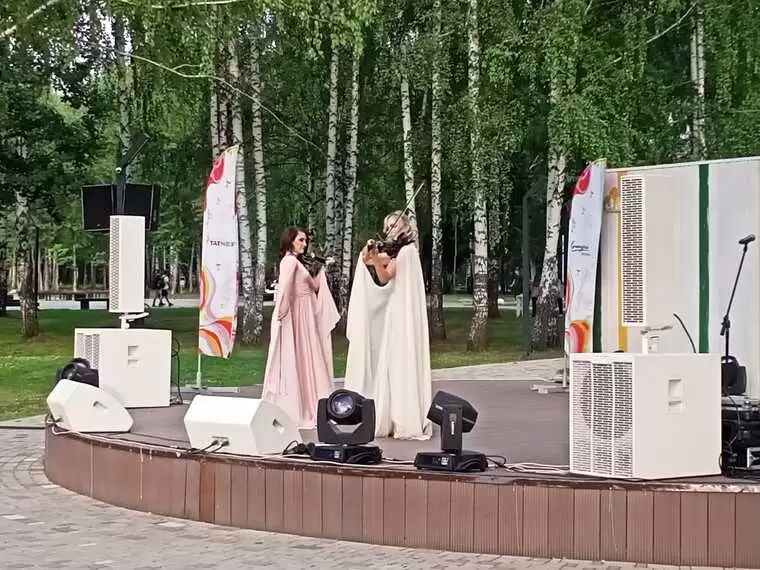 В Нижнекамске прошёл концерт скрипичного дуэта из Казани